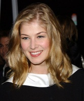 La "Bond Girl", Rosamund Pike se integra al elenco como la nueva Andrómeda